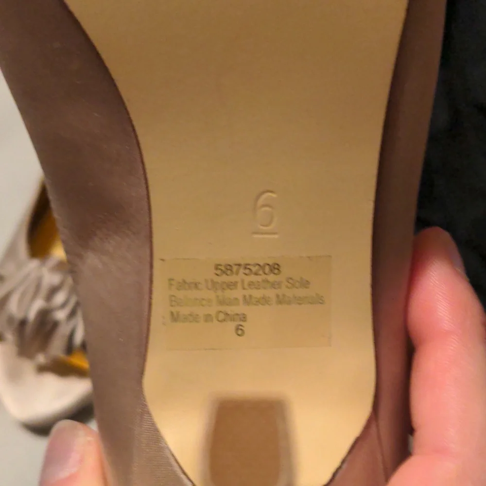 NWOT! Kelly & Katie Champagne Satin Platform Heels With Flower Accent Size 6 - Picture 3 of 7